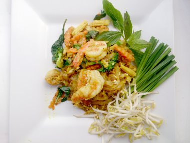Pad Tay noodle tarzı yeşil köri ve karides. Tay gıda tarzı.