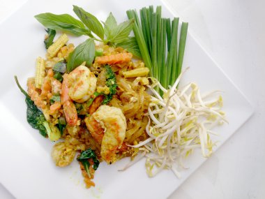 Pad Tay noodle tarzı yeşil köri ve karides. Tay gıda tarzı.