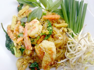 Pad Tay noodle tarzı yeşil köri ve karides. Tay gıda tarzı.