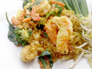 Pad Tay noodle tarzı yeşil köri ve karides. Tay gıda tarzı.