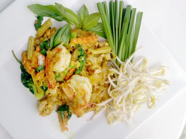 Pad Tay noodle tarzı yeşil köri ve karides. Tay gıda tarzı.