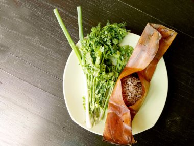 Khao kan çene, yerel Kuzey Tayland gıda domuz kanla karışık ve içinde bir muz yaprağı, haşlanmış pirinç salatalık, soğan ve kızarmış, Kuru biber ile hizmet. Hareketsiz yaşam tarzı.