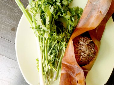 Khao kan çene, yerel Kuzey Tayland gıda domuz kanla karışık ve içinde bir muz yaprağı, haşlanmış pirinç salatalık, soğan ve kızarmış, Kuru biber ile hizmet. Hareketsiz yaşam tarzı.