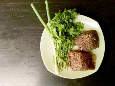 Khao kan çene, yerel Kuzey Tayland gıda domuz kanla karışık ve içinde bir muz yaprağı, haşlanmış pirinç salatalık, soğan ve kızarmış, Kuru biber ile hizmet. Hareketsiz yaşam tarzı.