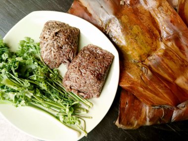 Khao kan çene, yerel Kuzey Tayland gıda domuz kanla karışık ve içinde bir muz yaprağı, haşlanmış pirinç salatalık, soğan ve kızarmış, Kuru biber ile hizmet. Hareketsiz yaşam tarzı.