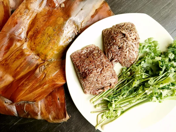 Khao kan çene, yerel Kuzey Tayland gıda domuz kanla karışık ve içinde bir muz yaprağı, haşlanmış pirinç salatalık, soğan ve kızarmış, Kuru biber ile hizmet. Hareketsiz yaşam tarzı.