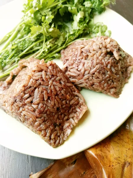 Khao kan çene, yerel Kuzey Tayland gıda domuz kanla karışık ve içinde bir muz yaprağı, haşlanmış pirinç salatalık, soğan ve kızarmış, Kuru biber ile hizmet. Hareketsiz yaşam tarzı.