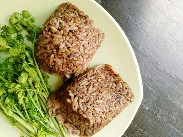 Khao kan çene, yerel Kuzey Tayland gıda domuz kanla karışık ve içinde bir muz yaprağı, haşlanmış pirinç salatalık, soğan ve kızarmış, Kuru biber ile hizmet. Hareketsiz yaşam tarzı.