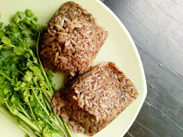 Khao kan çene, yerel Kuzey Tayland gıda domuz kanla karışık ve içinde bir muz yaprağı, haşlanmış pirinç salatalık, soğan ve kızarmış, Kuru biber ile hizmet. Hareketsiz yaşam tarzı.