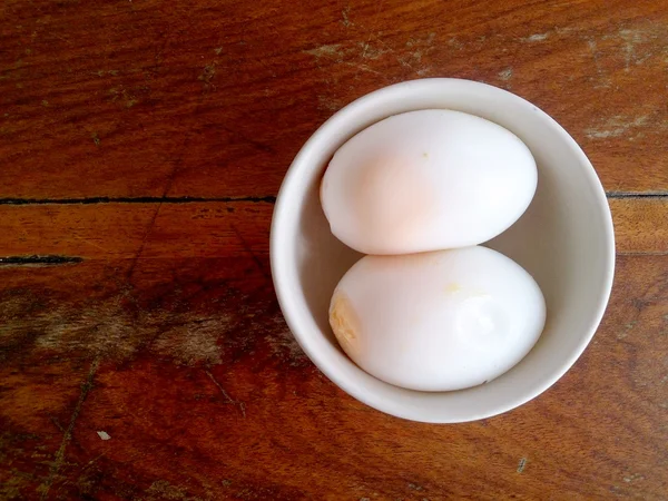 木地板白杯煮蛋 — 图库照片