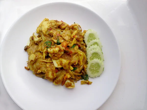 Mie goreng dengan kari hijau dan udang dalam gaya padthai, makanan Thailand . — Stok Foto