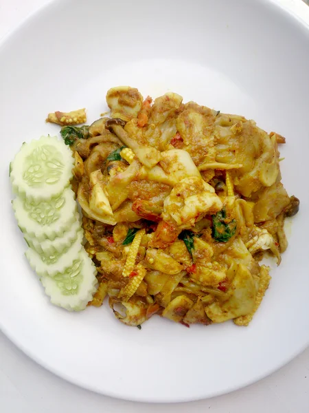 Gebakken noedels met groene Curry en garnalen in padthai stijl, Thaise levensmiddelen. — Stockfoto