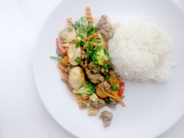 Kıyılmış domuz eti ve havuç, soğan ile Kızarmış tofu beyaz tabak içinde karıştırın.