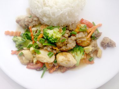 Kıyılmış domuz eti ve havuç, soğan ile Kızarmış tofu beyaz tabak içinde karıştırın.