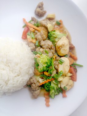 Kıyılmış domuz eti ve havuç, soğan ile Kızarmış tofu beyaz tabak içinde karıştırın.