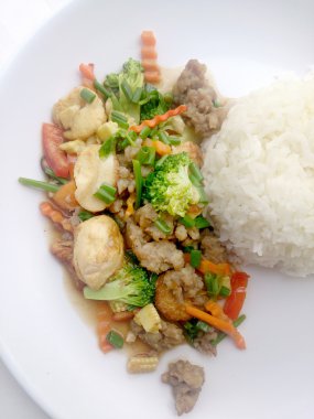 Kıyılmış domuz eti ve havuç, soğan ile Kızarmış tofu beyaz tabak içinde karıştırın.