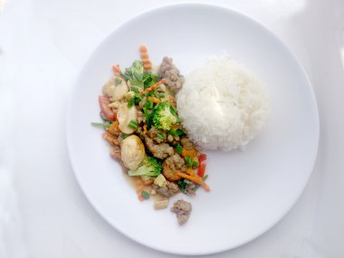 Kıyılmış domuz eti ve havuç, soğan ile Kızarmış tofu beyaz tabak içinde karıştırın.