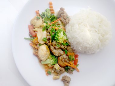 Kıyılmış domuz eti ve havuç, soğan ile Kızarmış tofu beyaz tabak içinde karıştırın.