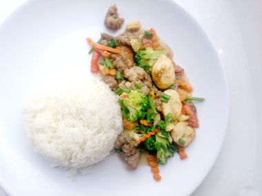 Kıyılmış domuz eti ve havuç, soğan ile Kızarmış tofu beyaz tabak içinde karıştırın.