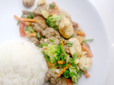 Kıyılmış domuz eti ve havuç, soğan ile Kızarmış tofu beyaz tabak içinde karıştırın.