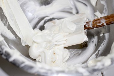 bir kapta krem şanti yakın atış