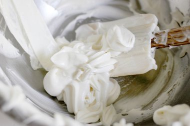 bir kapta krem şanti yakın atış