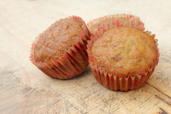 Cupcakes com recheio de frutas na tábua de corte . — Fotografia de Stock