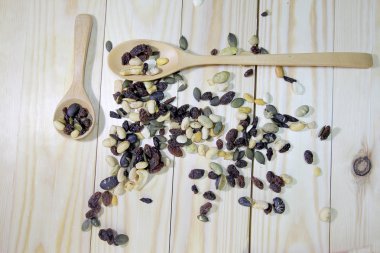 ahşap arka plan ağaç kaşık ile organik karışık Kuruyemiş