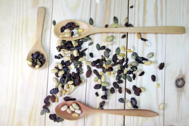 ahşap arka plan ağaç kaşık ile organik karışık Kuruyemiş