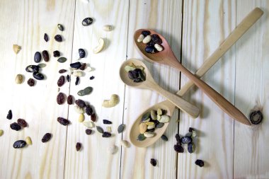 ahşap arka plan ağaç kaşık ile organik karışık Kuruyemiş