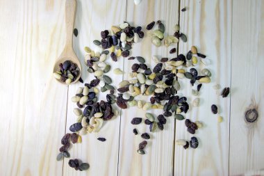 ahşap arka plan ağaç kaşık ile organik karışık Kuruyemiş