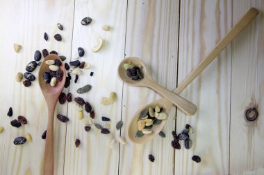 ahşap arka plan ağaç kaşık ile organik karışık Kuruyemiş