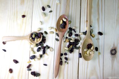 ahşap arka plan ağaç kaşık ile organik karışık Kuruyemiş