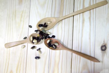 ahşap arka plan ağaç kaşık ile organik karışık Kuruyemiş