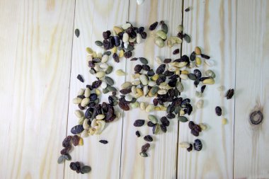 ahşap arka plan ağaç kaşık ile organik karışık Kuruyemiş