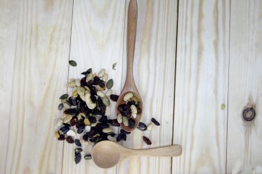 ahşap arka plan ağaç kaşık ile organik karışık Kuruyemiş