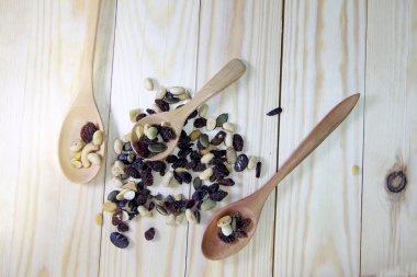 ahşap arka plan ağaç kaşık ile organik karışık Kuruyemiş