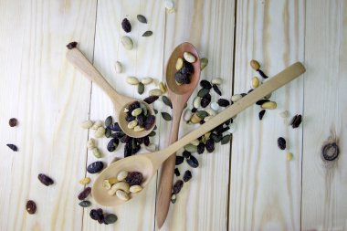 ahşap arka plan ağaç kaşık ile organik karışık Kuruyemiş