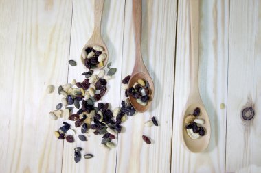 ahşap arka plan ağaç kaşık ile organik karışık Kuruyemiş