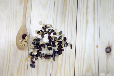 ahşap arka plan ağaç kaşık ile organik karışık Kuruyemiş