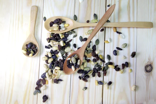 ahşap arka plan ağaç kaşık ile organik karışık Kuruyemiş