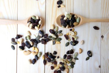 ahşap arka plan ağaç kaşık ile organik karışık Kuruyemiş