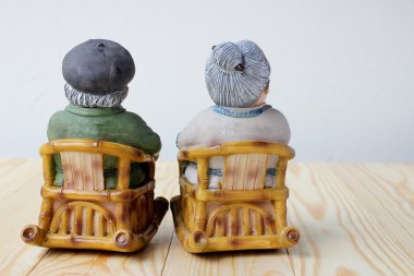 sallanan bambu sandalye siting güzel büyükbaba veya büyükanne bebek.
