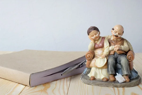 Adorables Muñecas Abuelos Durmiendo Con Libro Sobre Fondo Madera — Foto de Stock