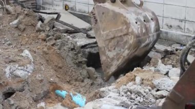 Kazı makinesi inşaat alanında çalışıyor, sorun kavramı