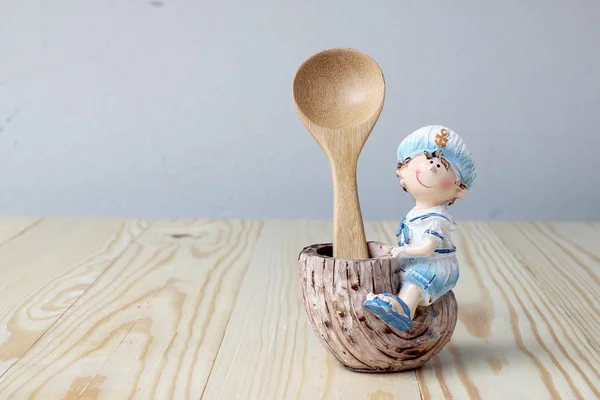 Muñecas de marinero con cuchara de madera sobre fondo de madera — Foto de Stock