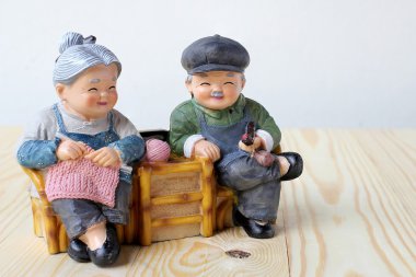 ahşap arka plan üzerinde ahşap sandalye sallanan siting güzel büyükbaba veya büyükanne bebek