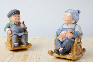 sallanan bambu sandalye siting güzel büyükbaba veya büyükanne bebek.