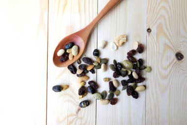 ahşap arka plan ağaç kaşık ile organik karışık Kuruyemiş