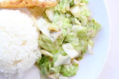 lahana balık soslu tavada kızartılmış, ateş domuz eti, yumurta beyaz tabak içinde balık sosu ile ateş